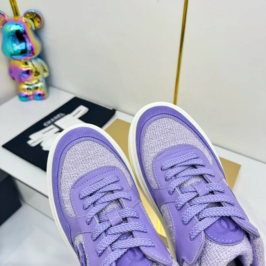 👟👟Ex-factory price 680👟👟 Upgraded version, upgraded version, upgraded version! No rebuttal accepted! ! ! ! Chanel Chanel panda shoes! 2025 counter's top casual sports shoes. This classic design; the upper is electro-embroidered with a variety of techniques; the outsole is fashionable and sporty; the unusual inclusion of a variety of color matching elements... The diversified mix and match is very good-looking and versatile, and can be used for leisure, fashion, sports, and outdoor... ꫛꫀꪝ Go➫ Materials: ❶Upper made of: original imported first-layer silk cowhide + original waterproof cloth + original first-layer cowhide ❷Inner lining: Original Yangli+Net ❸Outsole based on: Original TPU combination outsole Counter boutique packaging complete set for women 35–41 👉 👉 👉 👉 👉 👉 👉